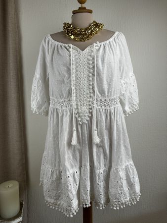 Robe blanche en dentelle et pompons taille S état neuf