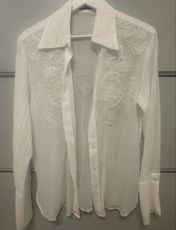 Weisse Bluse mit Stickerei
