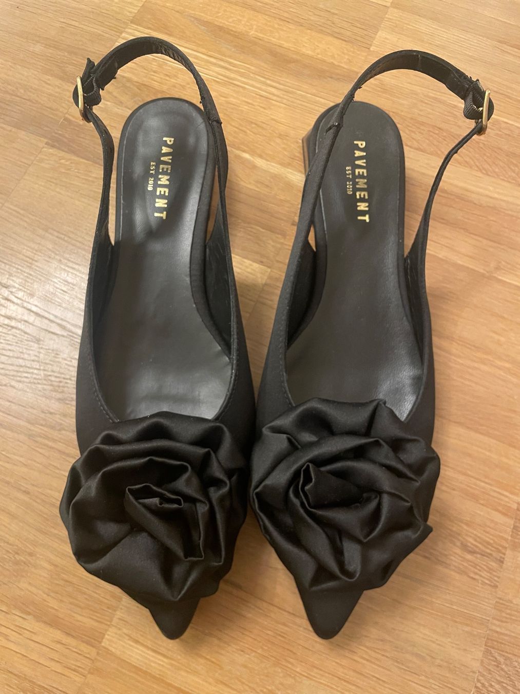 Scarpe da donna: Pavement Slingbacks Satin schwarz – Nuovo e nell'imballaggio originale da Zürich venduto da Pudelkerne