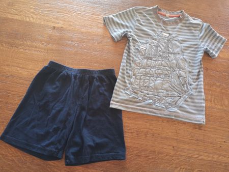 Kleiderpaket Gr 128 T-Shirt, kurze Pyjihose