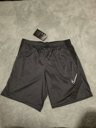 Neue Nike Dry-Fit Shorts, Gr. S, ideal für den Sommer!