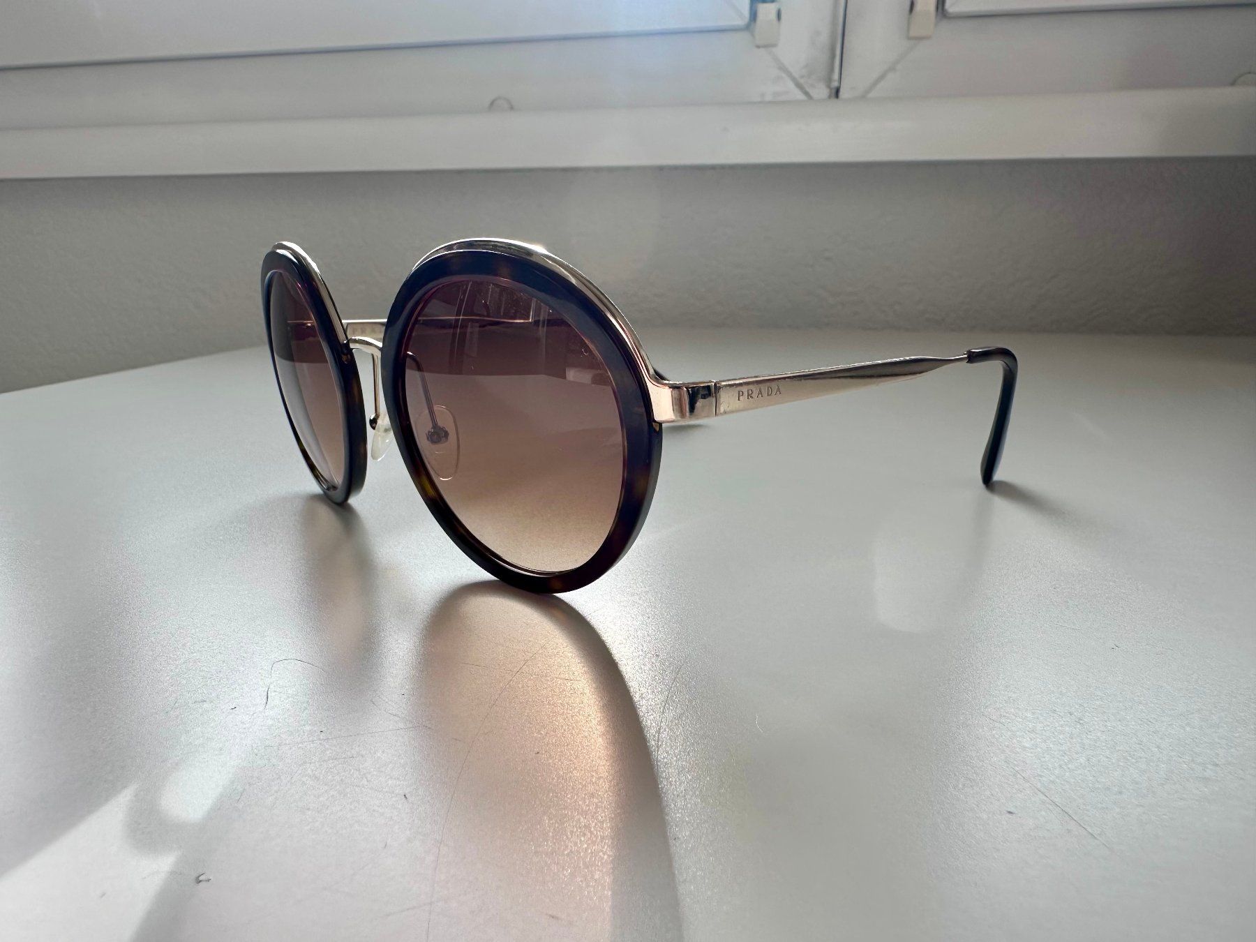 Prada Occhiali & Lenti: Prada Oversize Sunglasses – Usato da Leysin venduto da cin_9sgy 1