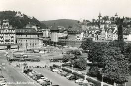 Luzern   LU  -   viele Autos am Bahnhofplatz