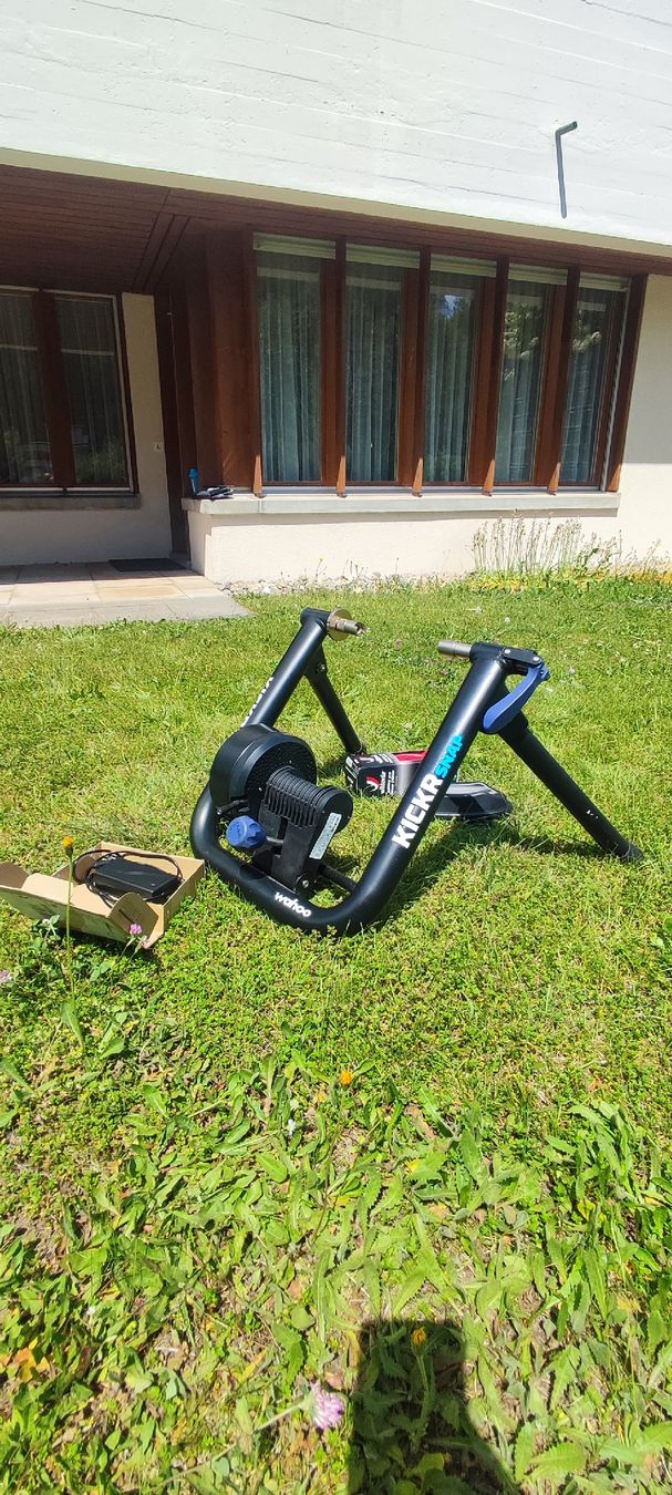 Wahoo Hometrainer: Wahoo KICKR SNAP Rollentrainer inkl. Zubehör – Usato da Trin venduto da luk_jk2t