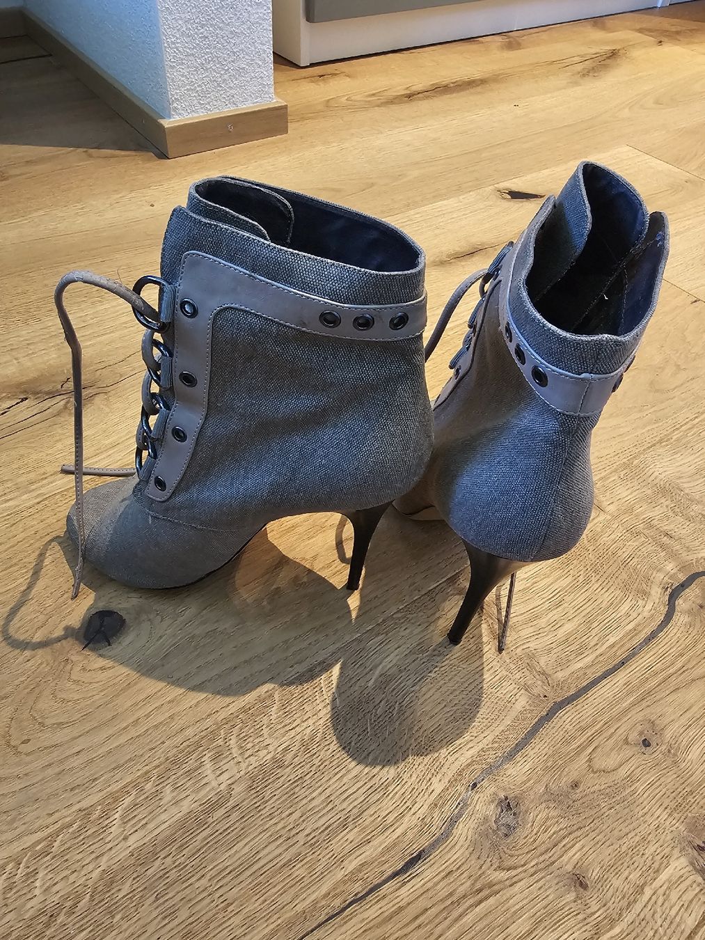 Scarpe da donna: Grau-braune Stiefeletten mit Absatz, Gr. 39, neuwe – Usato da Wagenhausen venduto da veraputzig 2