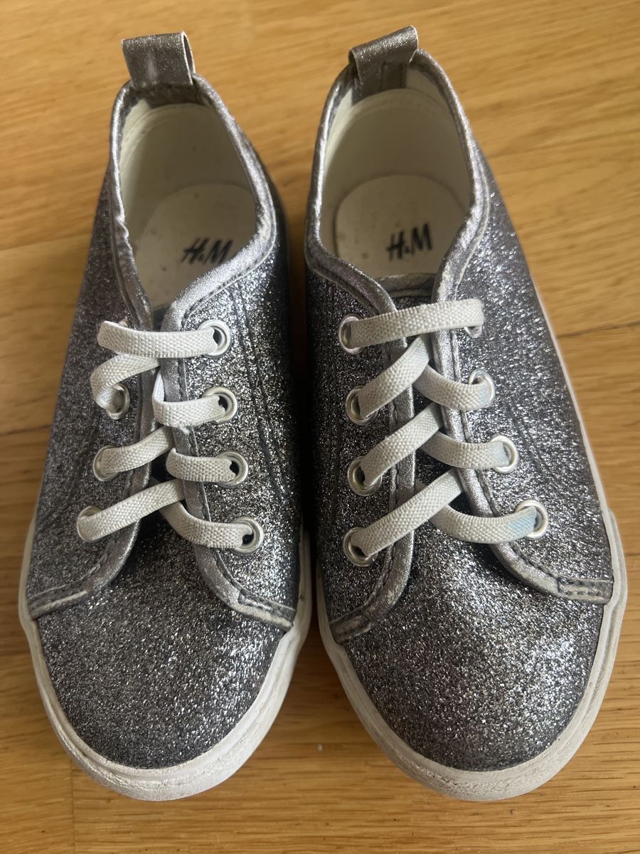 H&M Schuhe für Mädchen: 2 Paar Sneakers, Glitzer, Gr. 27 – Gebraucht aus Zürich von Salsera79 2