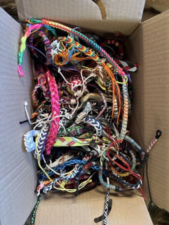 140 pc Friendship Bracelets Bulk Lot - Freundschaftsbändeli