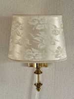 Elegante Wandlampe mit Stoffschirm, goldfarben