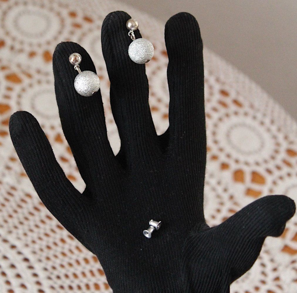 Orecchini pendenti & Orecchini a lobo: Ohrhänger mit  Glitzerkugeln, Länge ca. 2.5 cm. – Usato da Locarno venduto da madame-tus-sauds 1