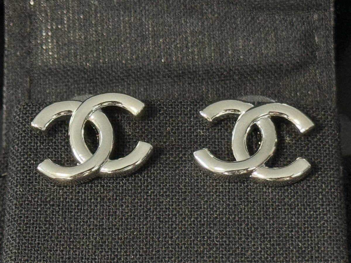Ohrringe & -stecker: Chanel Ohrstecker – Neu und originalverpackt aus Wattwil von SchweizIT 1