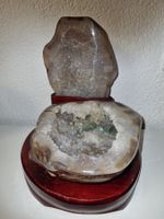 Grosse ACHAT Geode auf Holzständer