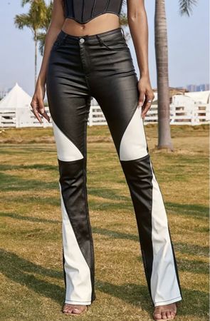 Pantaloni a zampa in pelle vegana B/N alla moda