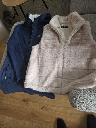 Veste en polaire bleue et gilet fausse fourrure beige taille