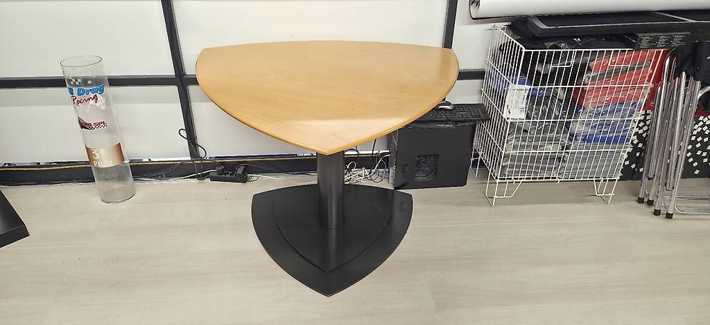 Tavoli: Massiver Büro Tisch – Usato da Geroldswil venduto da Car-HiFi-Performance 1