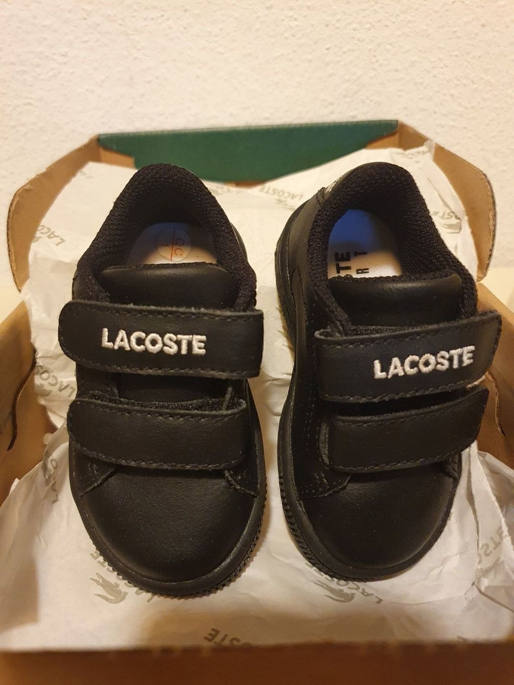 Schuhe für Jungen: Baskets noir Lacoste – Neu und originalverpackt aus Genève von rescateCH