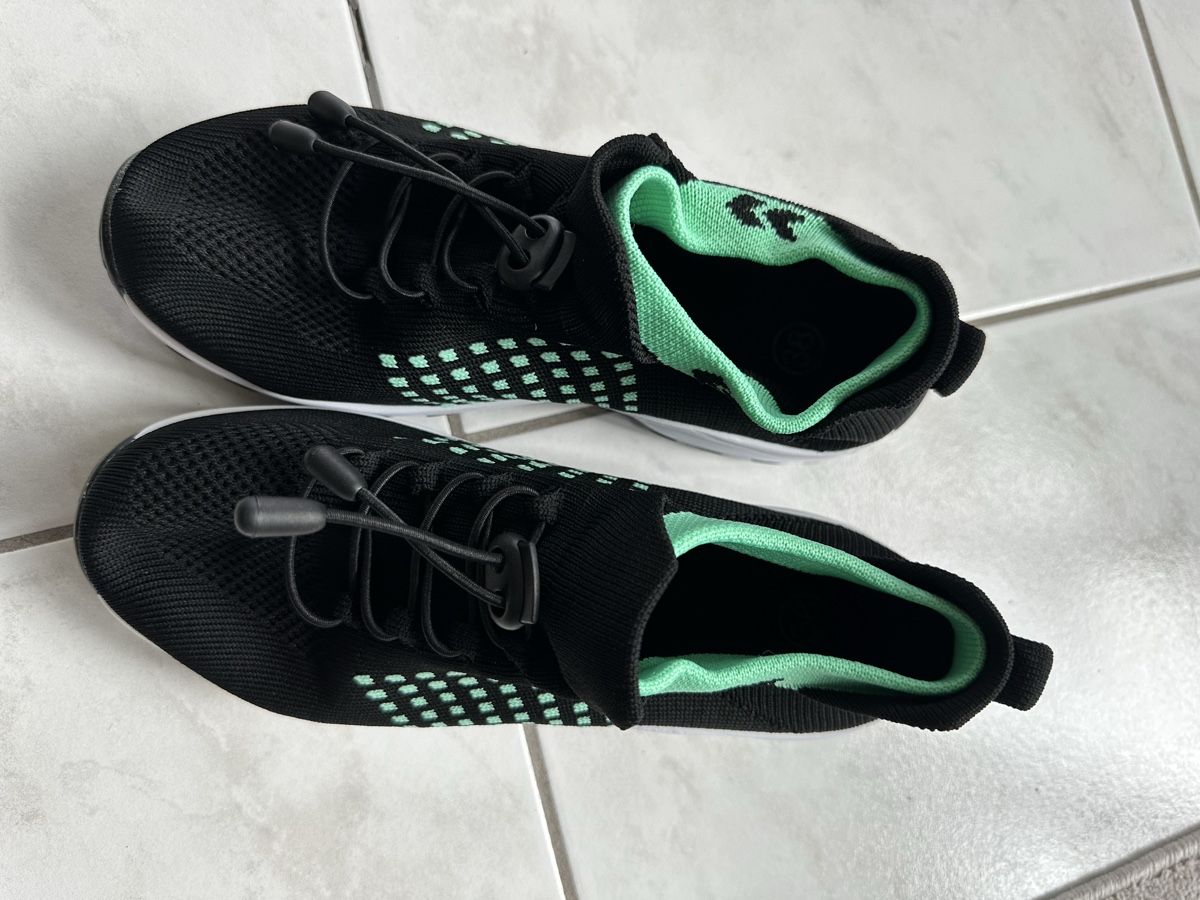 Scarpe da donna: New Black & Mint Sneakers - Size US 8 - Perfect for Spring! – Nuovo (secondo la descrizione) da Zürich venduto da car_68nt 1