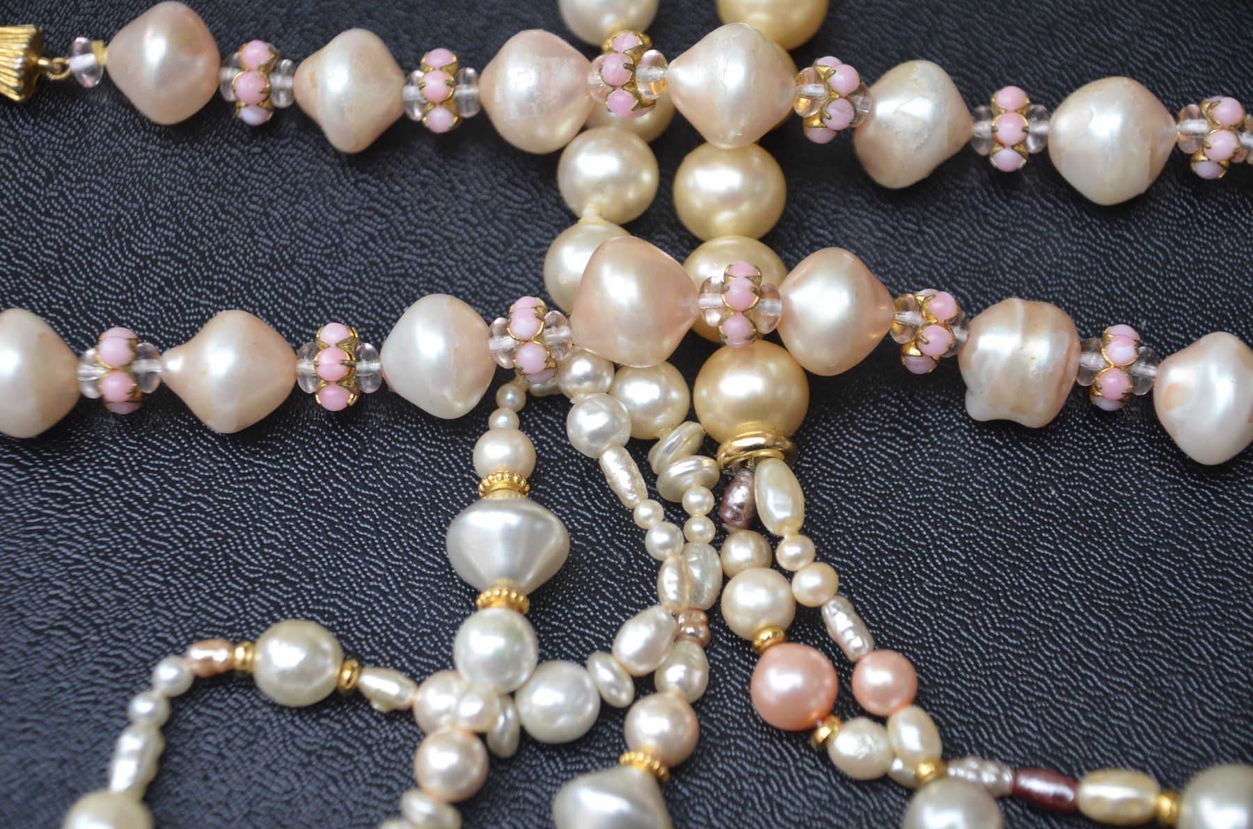 Catenine: Drei Perlenketten / Trois  colliers de perles  70's – Usato da Collonges venduto da Auganien 1