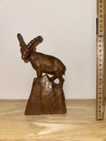 Handgeschnitzte Holzfigur „Steinbock auf Felsen“, ca. 18cm