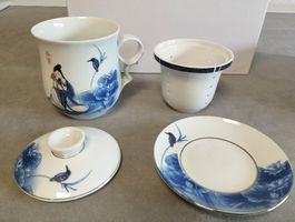 Edle Teetasse mit Deckel, Sieb und Unterteller, Porzellan