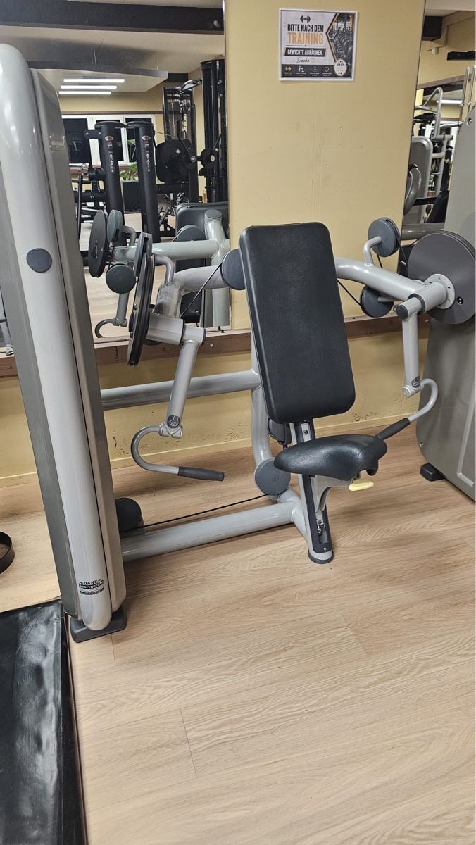 Technogym Hometrainer: TechnoGym Biceps Machine, Arm Curl Top Zustand – Usato da Eschen venduto da Uk6684