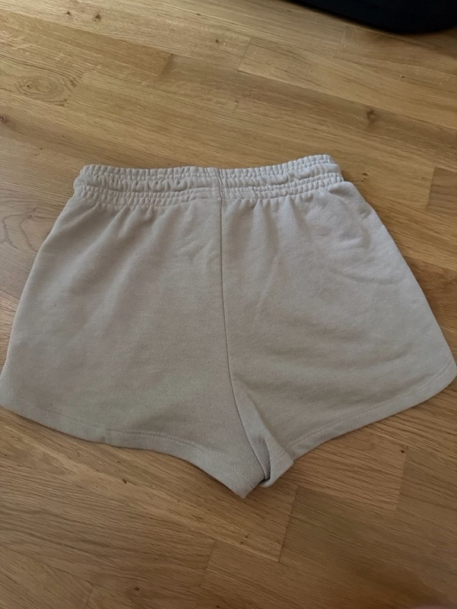 H&M Pantaloni: Short beige H&M  – Usato da Le Locle venduto da Mayd_h 1