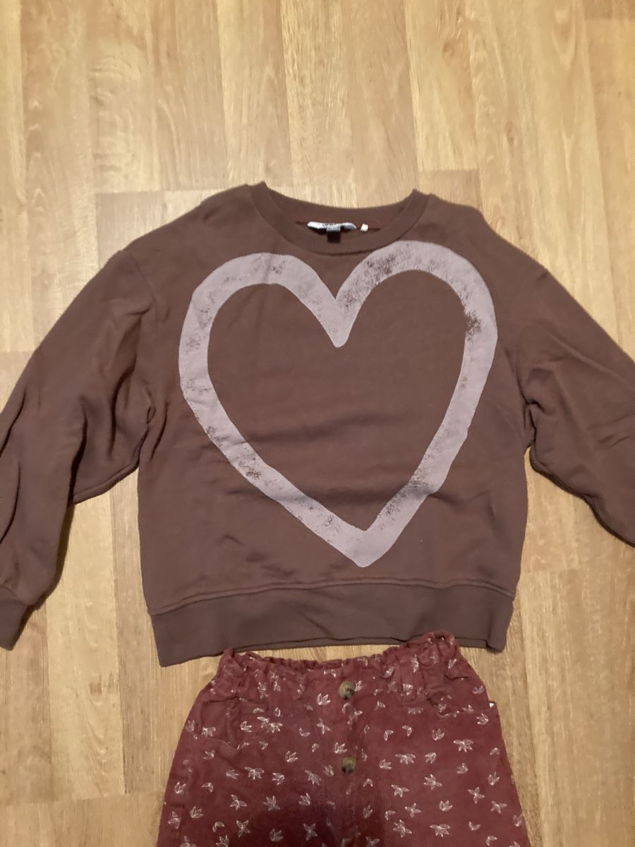 Lotti & Set di vestiti: Mädchen Herz Pullover und Hose Gr. 128 – Usato da Emmenbrücke venduto da JJ_89 2