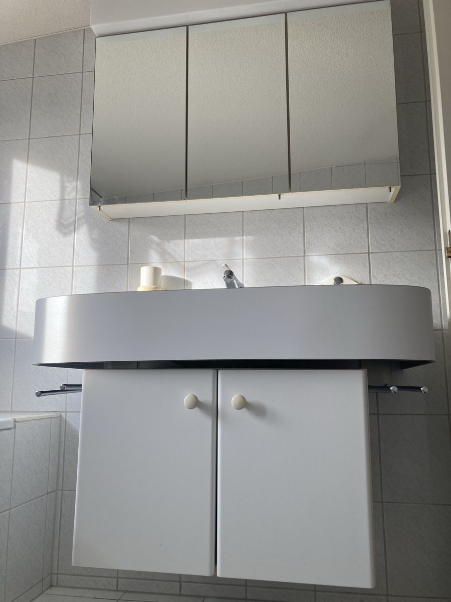 Armadietti a specchio: Lavabomöbel mit Spiegelschrank – Usato da Hochdorf venduto da Blackbox60 1
