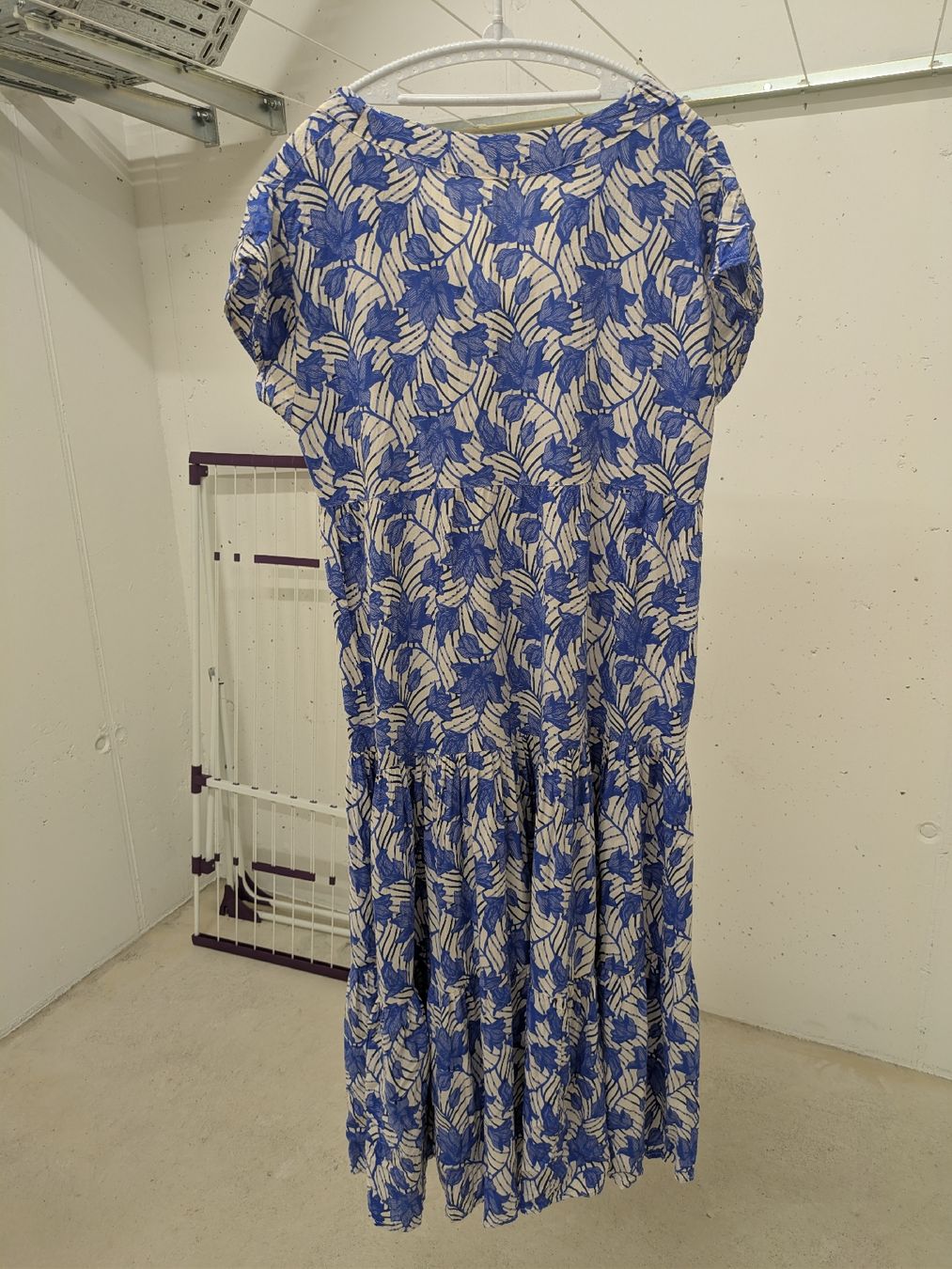 Vestiti: Sommerl.  Kleid mit Blätterprint, Grösse M (oder S oversize) – Usato da Basel venduto da Blumenwiese2 1