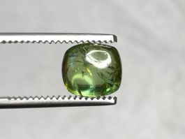 schönes Turmalin Cabochon hellgrün 3.2 Karat