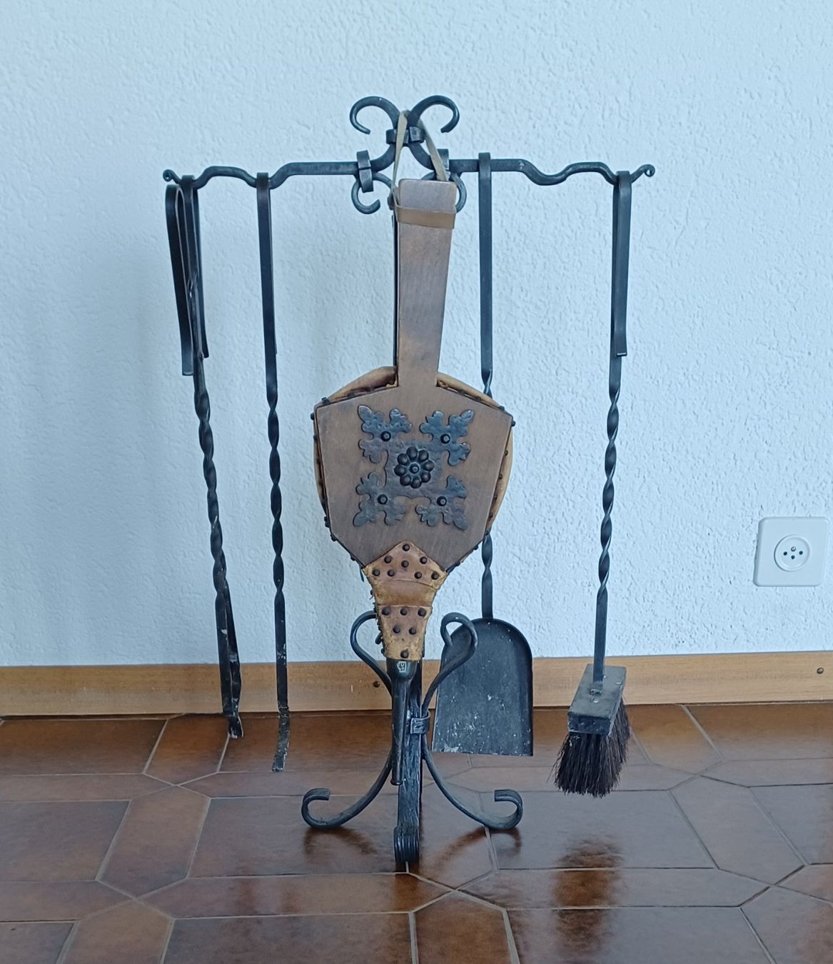 Camini: Serviteur cheminée - fer forgé avec plusieurs accessoires – Usato da Goumoens-la-Ville venduto da brandonv 2