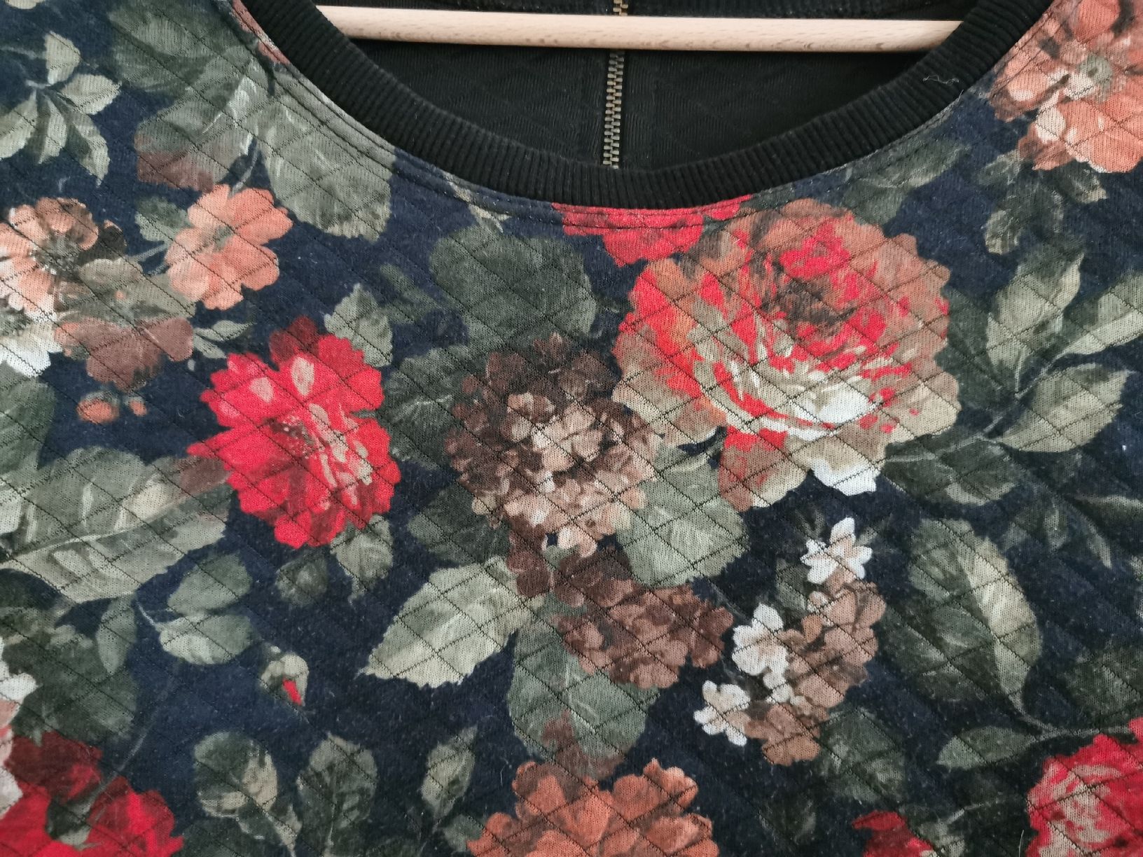 Maglioni & Felpe: schöner Pulli mit Rosenprint Grösse M – Usato da Zürich venduto da Hibiskus3 1