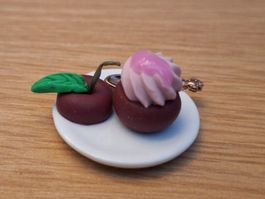 Handmade Kirschensorbet auf Keramik Teller