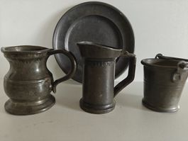 4-teiliges Zinn-Miniatur-Set: Kännchen, Eimerchen & Teller 