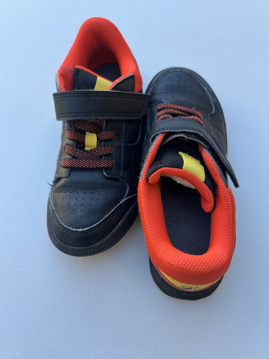 Decathlon Scarpe per ragazzi: Hallenturnschuhe Gr. 34 – Usato da Heiligkreuz (Mels) venduto da fodo 1