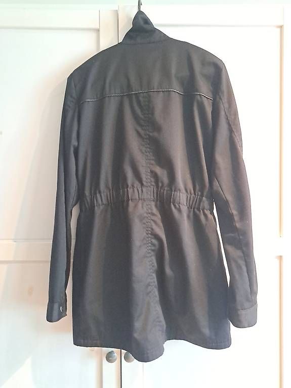 Vero Moda Giacche: Leichte schwarze Stoffjacke in Grösse M – Usato da Schmerikon venduto da Nicole0120 4