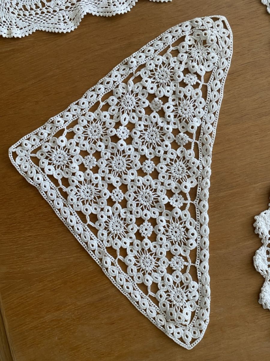 Autre linge de table: 2 Häkeldecken Tischläufer 3 Deckchen Konvolut – D'occasion à Flawil par sonnengeist 4
