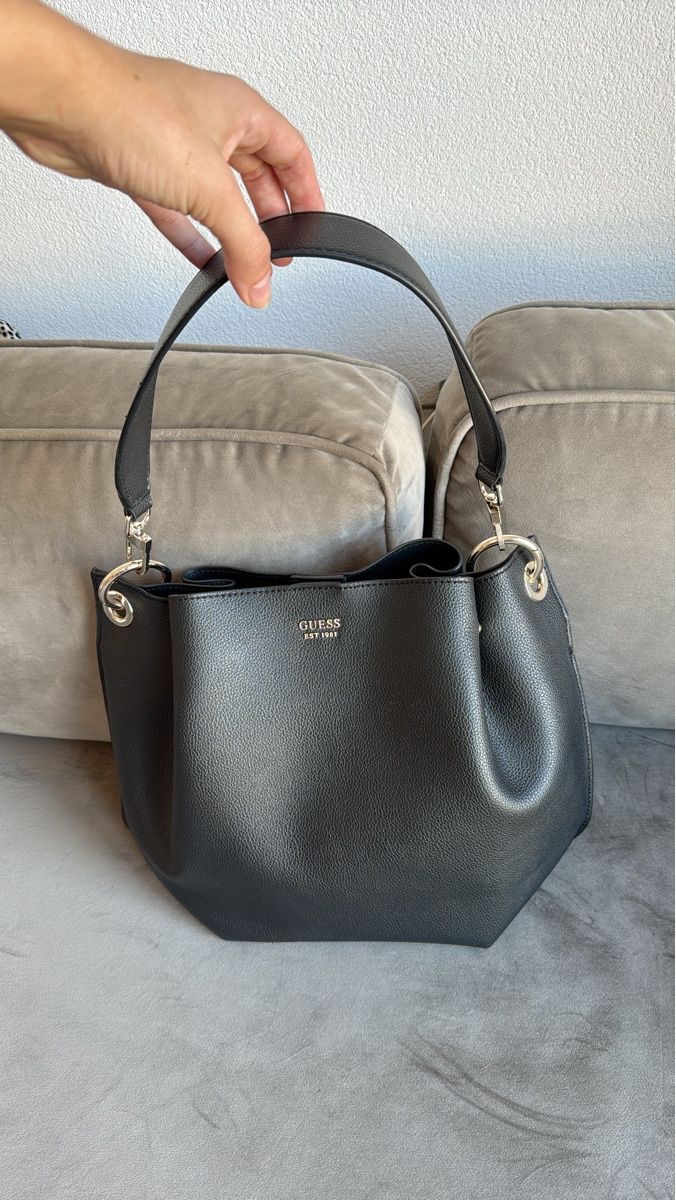 Guess Taschen für Damen: Guess Handtasche schwarz – Gebraucht aus Zuzwil SG von xoxo__sese