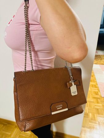 Sac Guess Marron avec chaîne argentée — état parfait!