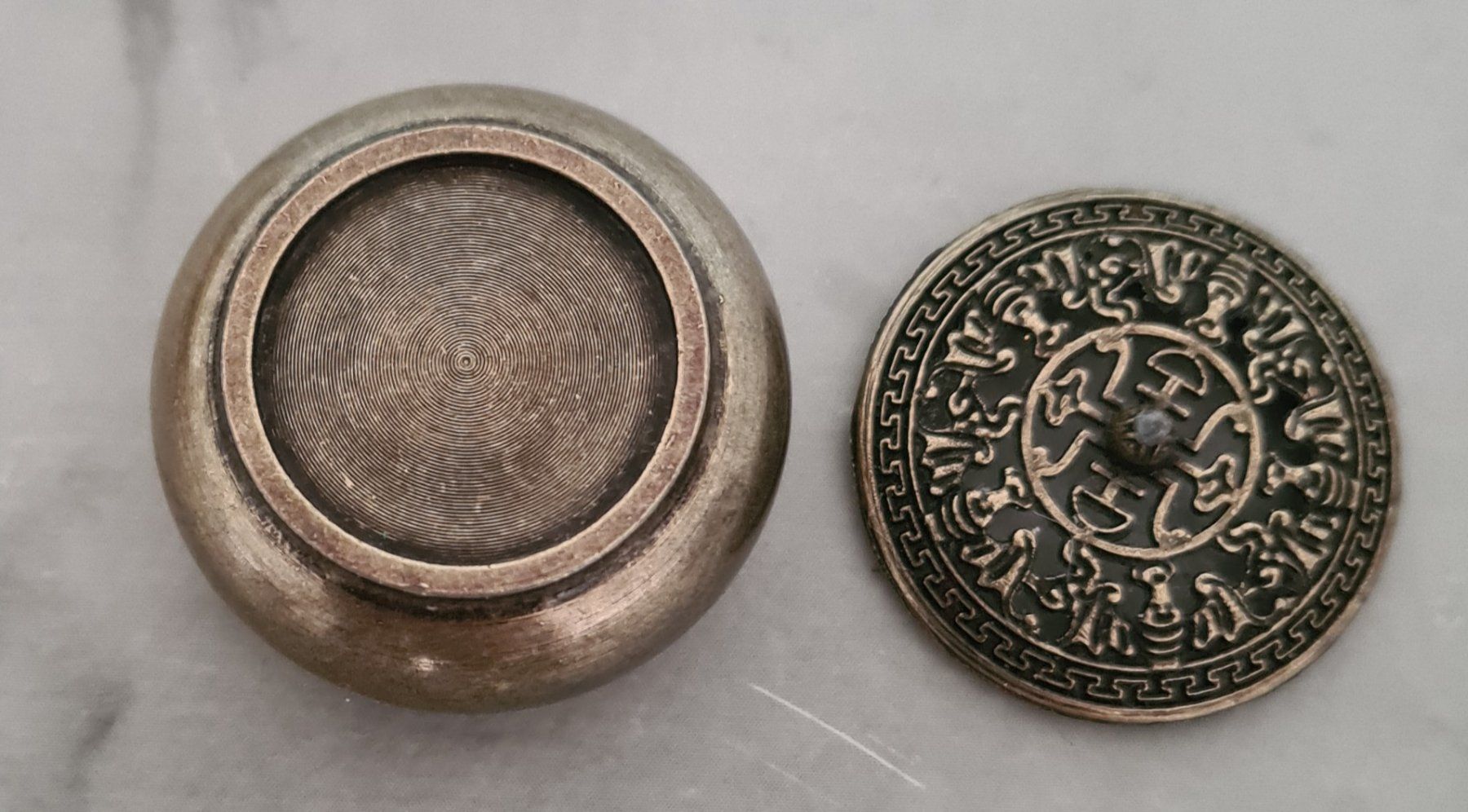 Tutte le decorazioni: Antikes kleines Räuchergefäss Messing, Durchmesser 3.5 cm – Usato da Winterthur venduto da bibummi 6