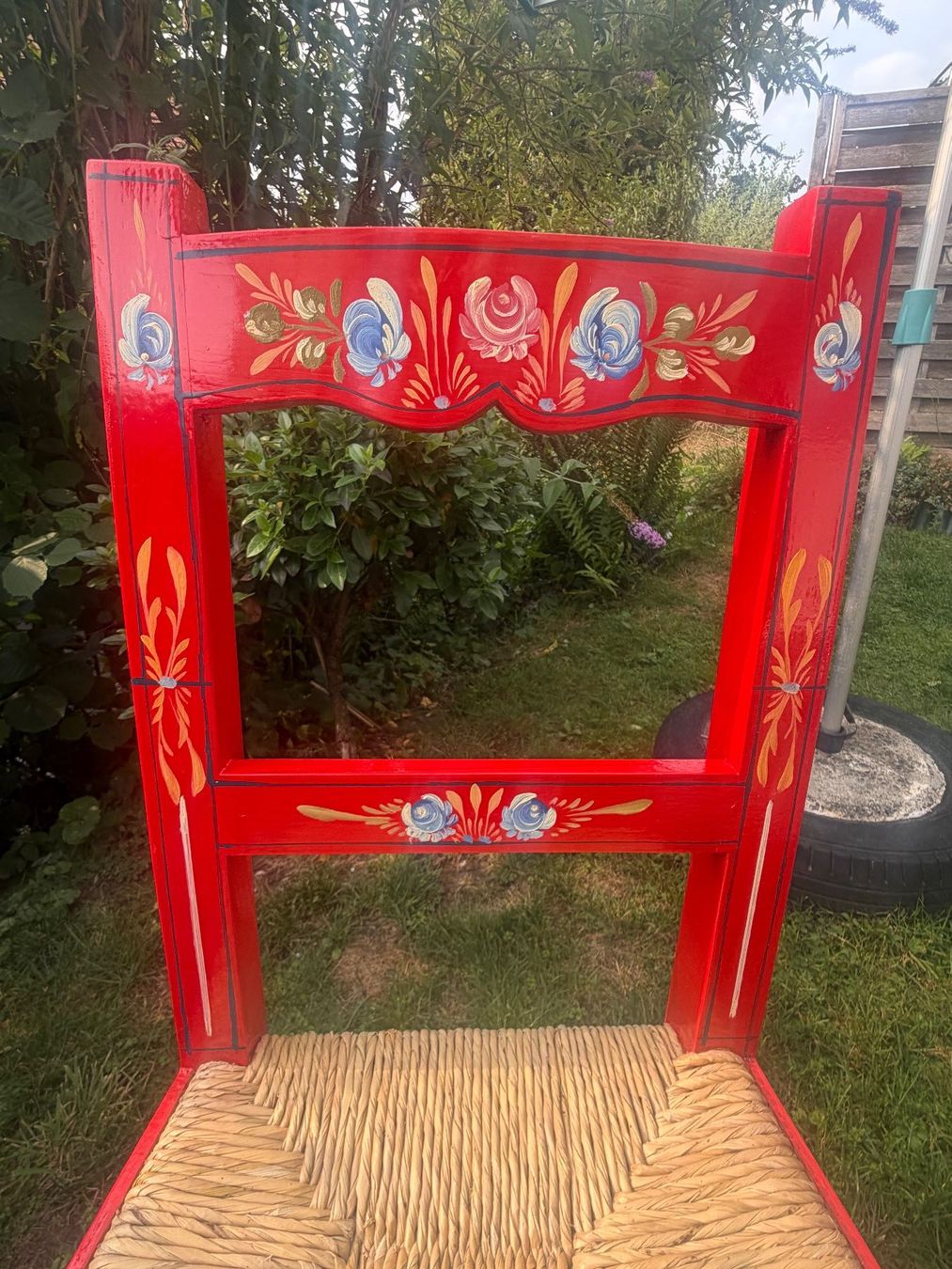 Stühle: 2 rote Stühle mit Blumenmuster Sitzfläche geflochten – Gebraucht aus Spreitenbach von aar_zs8f 5