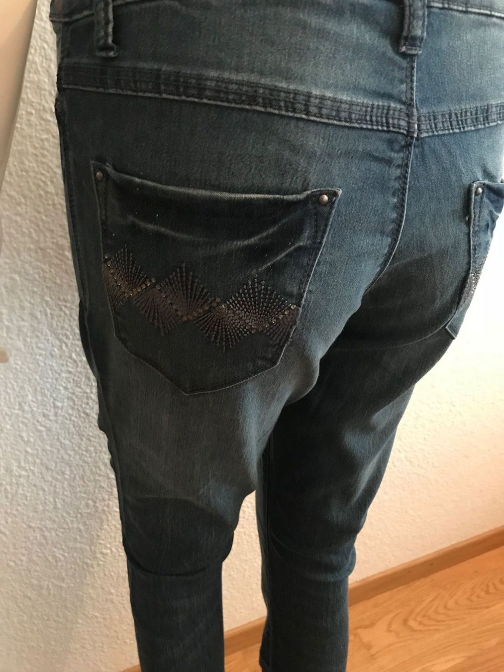 Pantaloni: Dünne Jeanshose Neu Gr 34 – Nuovo e nell'imballaggio originale da Wettingen venduto da Goldstein_AG 3