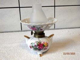 kleine Porzellan Petroleumlampe, hand-made und- bemalt,16cm