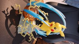 Pokémon – Pikachu Deluxe Light FX Statue 33cm (Jazwares)
