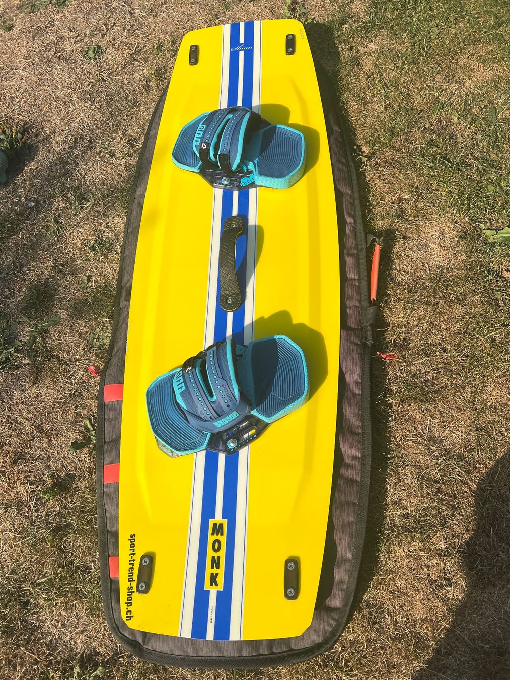 Aquilone: Shinn Monk Ghost Kiteboard 137 inkl. Duotone Entity Bindung – Usato da Waltenschwil venduto da Fire1110