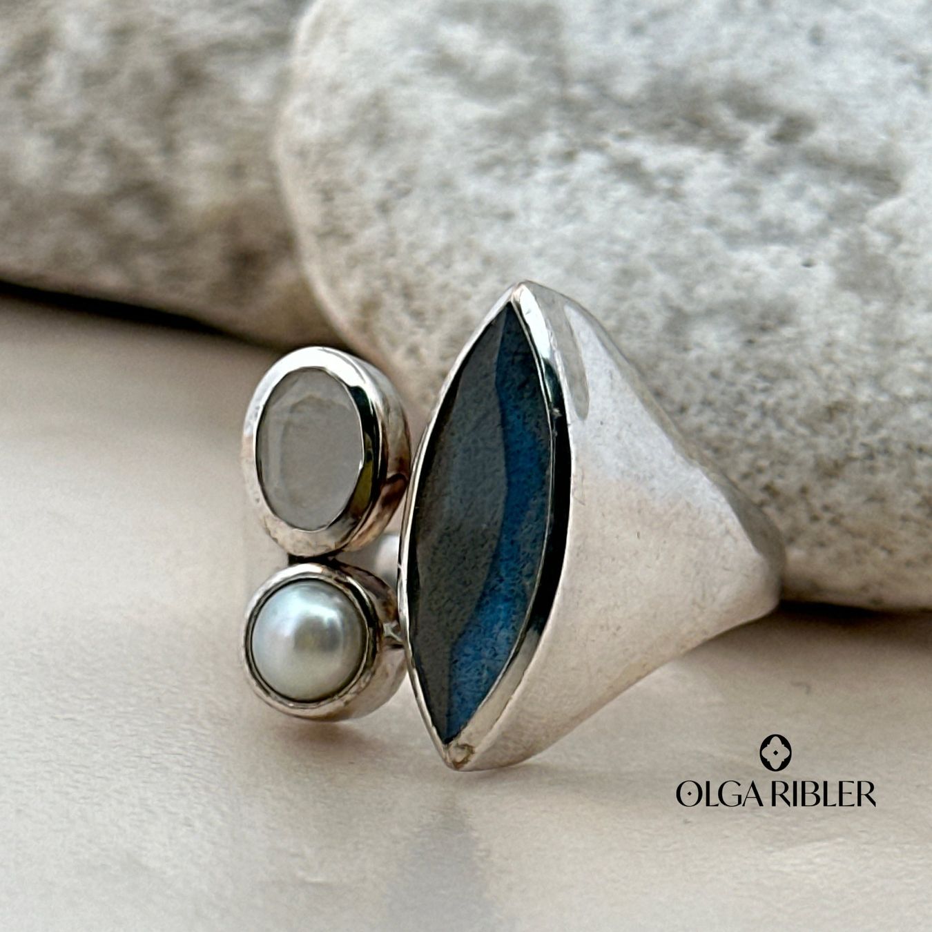 Olga Ribler Bagues: Offener Statement Ring mit Labradorit, Mondstein & Perle – Neuf (Voir description) à Luzern par byolgaribleroutlet 1