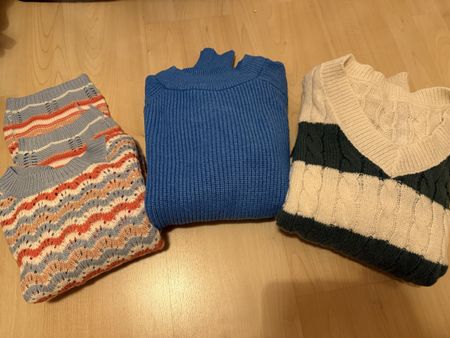 Drei Strickpullover