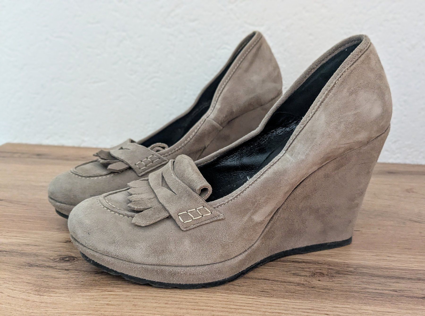 Scarpe da donna: Minelli Escarpins compensés en daim taupe, taille 40 – Usato da Courchapoix venduto da Oooriiiane09 2