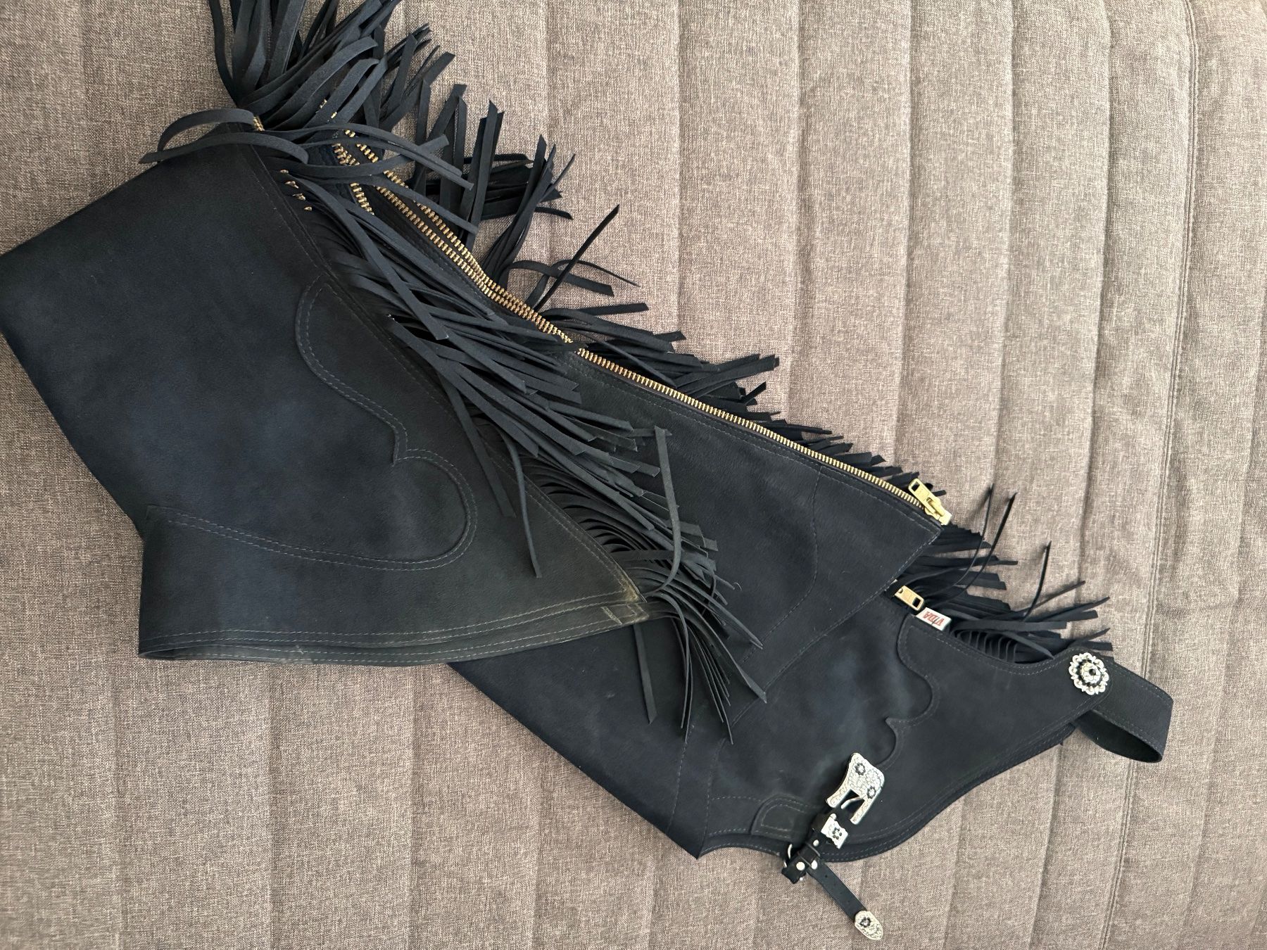 Pantaloni: Chaps mit Fransen und Strass Grösse L neuwertig – Usato da Bözen venduto da caruso5