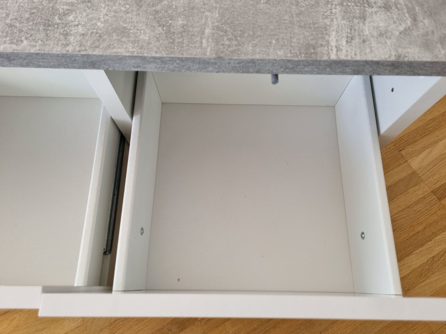 Tavoli: Couchtisch mit Schubladen auf Rollen – Usato da Zofingen venduto da Felpa 2