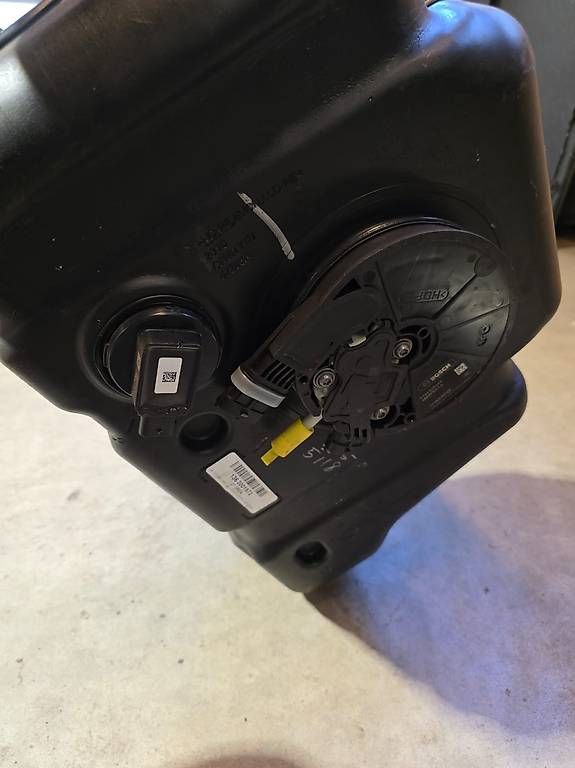 Accessori per altri veicoli: AdBlue Tank für div. Dodge Ram – Usato da Appenzell venduto da Fabiandoerig 2